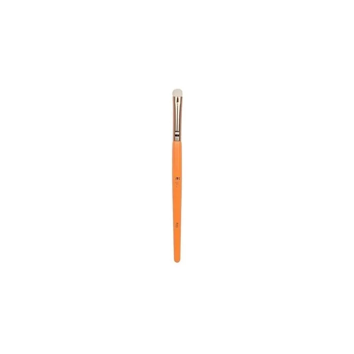 Makeup Fresh F03 Brush for Applying and Blending Eyeshadow