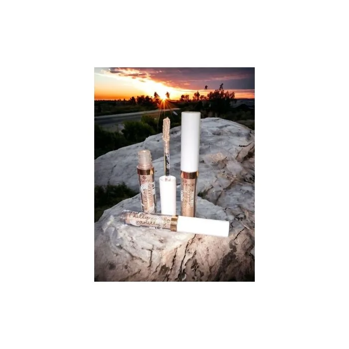 Essence Chilly Vanilly Liquid Eyeshadow 01 Not So Basic Vanilla Glimmer Shine